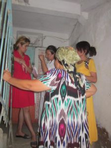 Хозяйка квартиры (в красном) где якобы произошло изнасилование; Фото - uznews.net